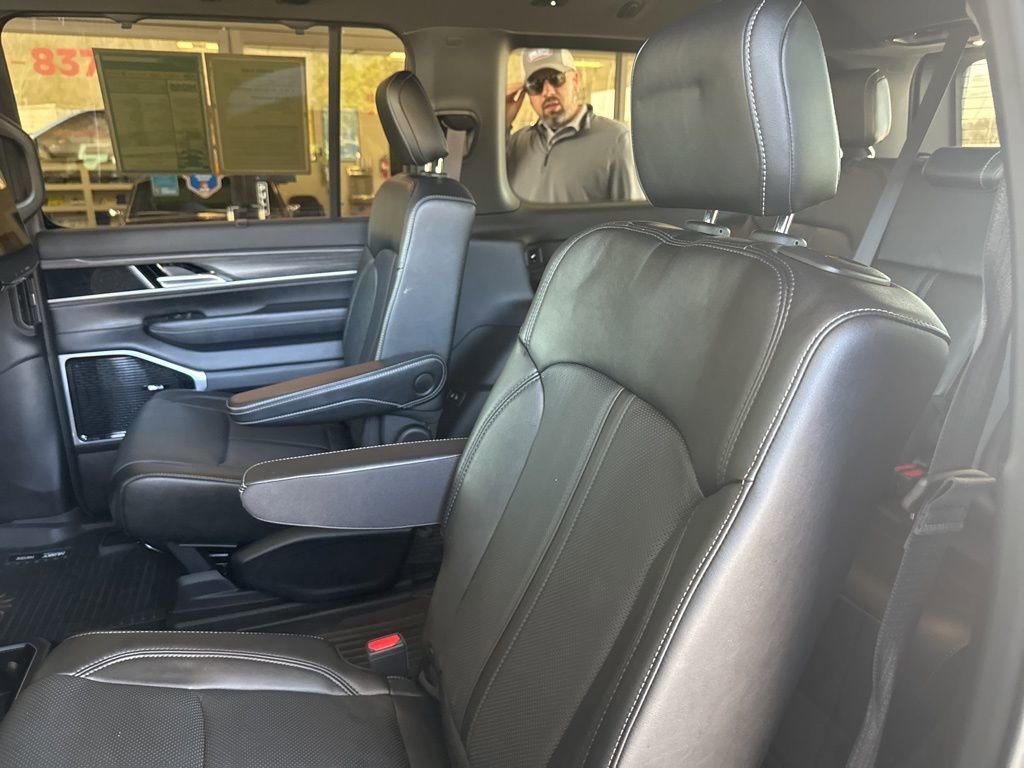 Used 2023 Jeep Wagoneer Series III w/ Premium Group I AWD/4WD image 19