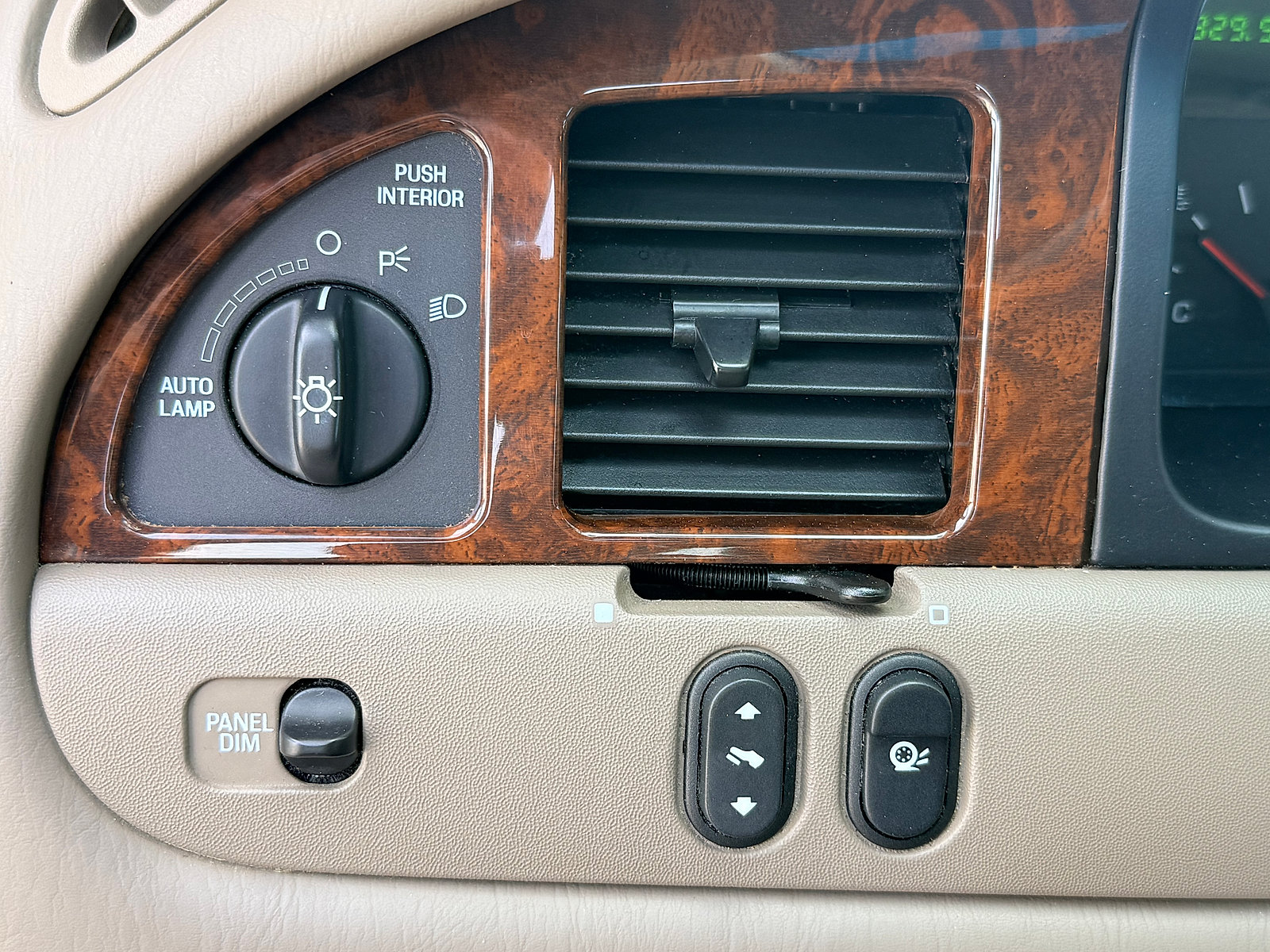 Used 2002 Lincoln Town Car Executive RWD image 27