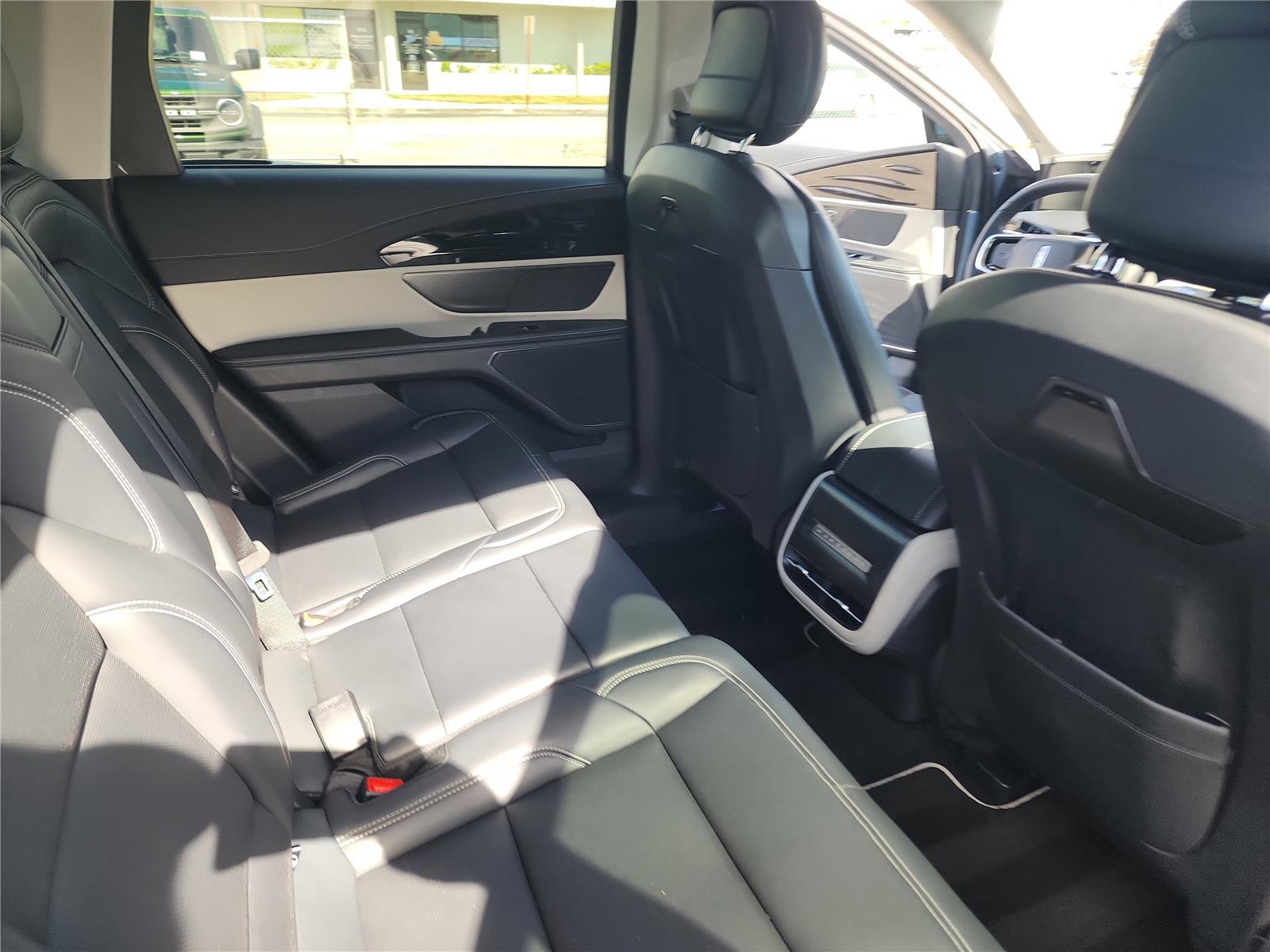 Used 2025 Lincoln Nautilus Premier image 21