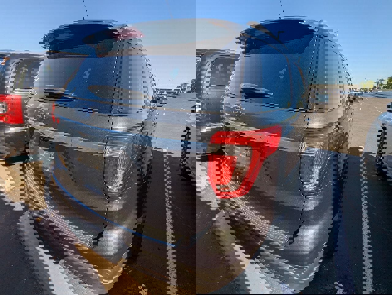 Used 2018 Ford Explorer XLT image 5