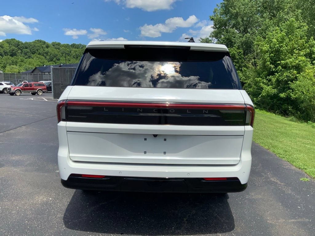 New 2027 Lincoln Navigator L Premier AWD/4WD image 13