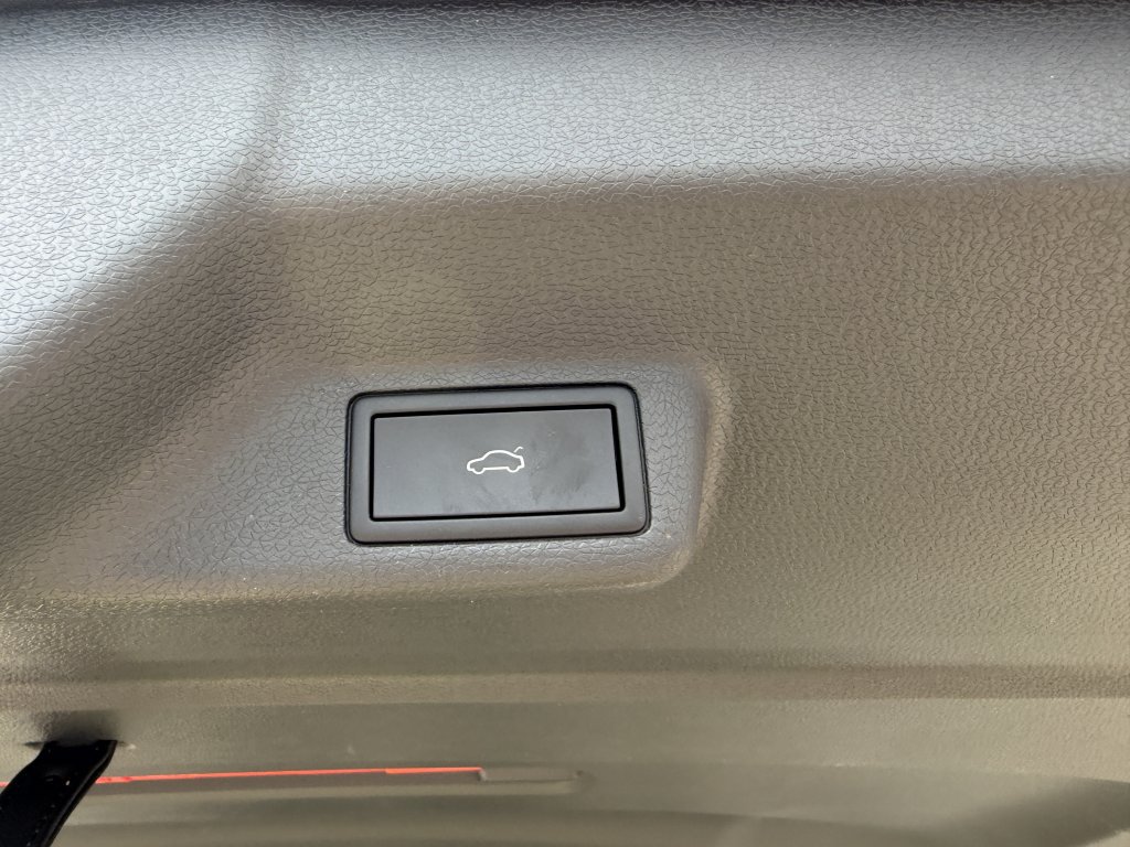 Used 2025 Volkswagen ID. Buzz 1st Edition RWD image 38