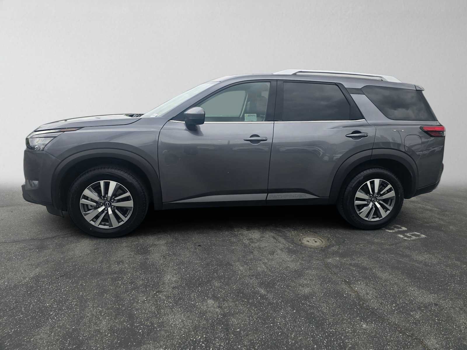 Used 2025 Nissan Pathfinder SL FWD image 6