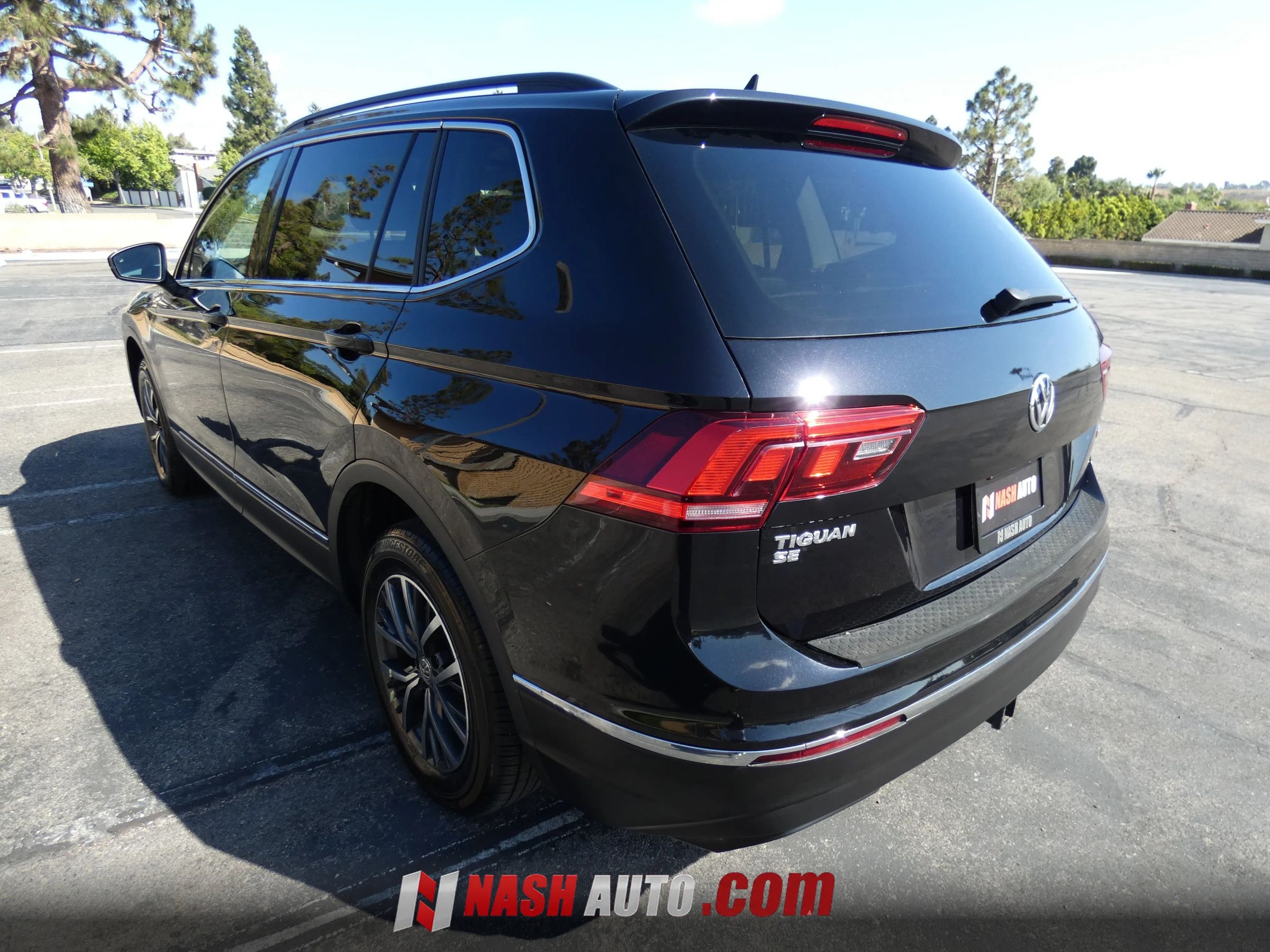 Used 2018 Volkswagen Tiguan SE w/ Panoramic Sunroof Package AWD/4WD image 12