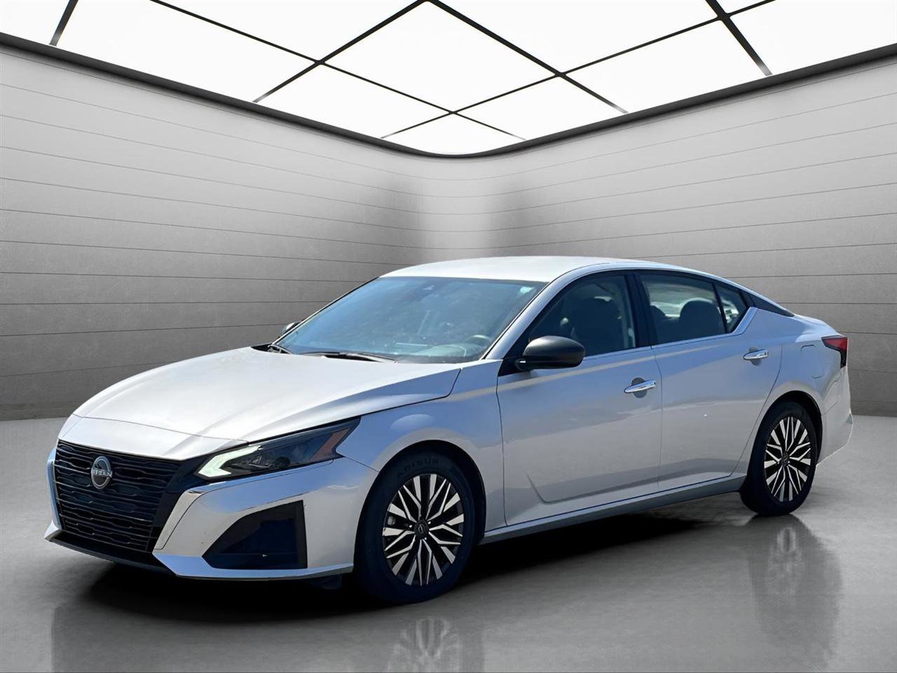 Used 2024 Nissan Altima 2.5 SV FWD image 1