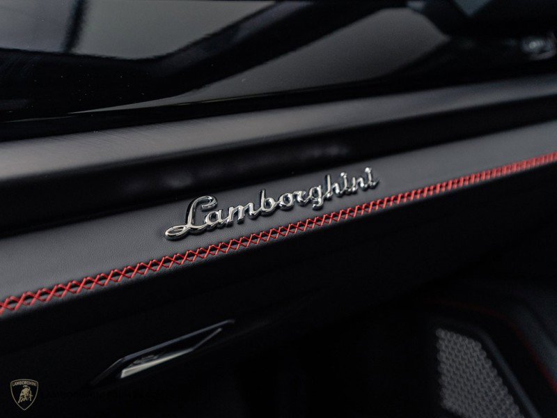 Used 2025 Lamborghini Urus SE image 12