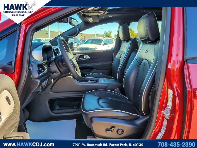 Used 2025 Chrysler Pacifica Limited FWD image 8