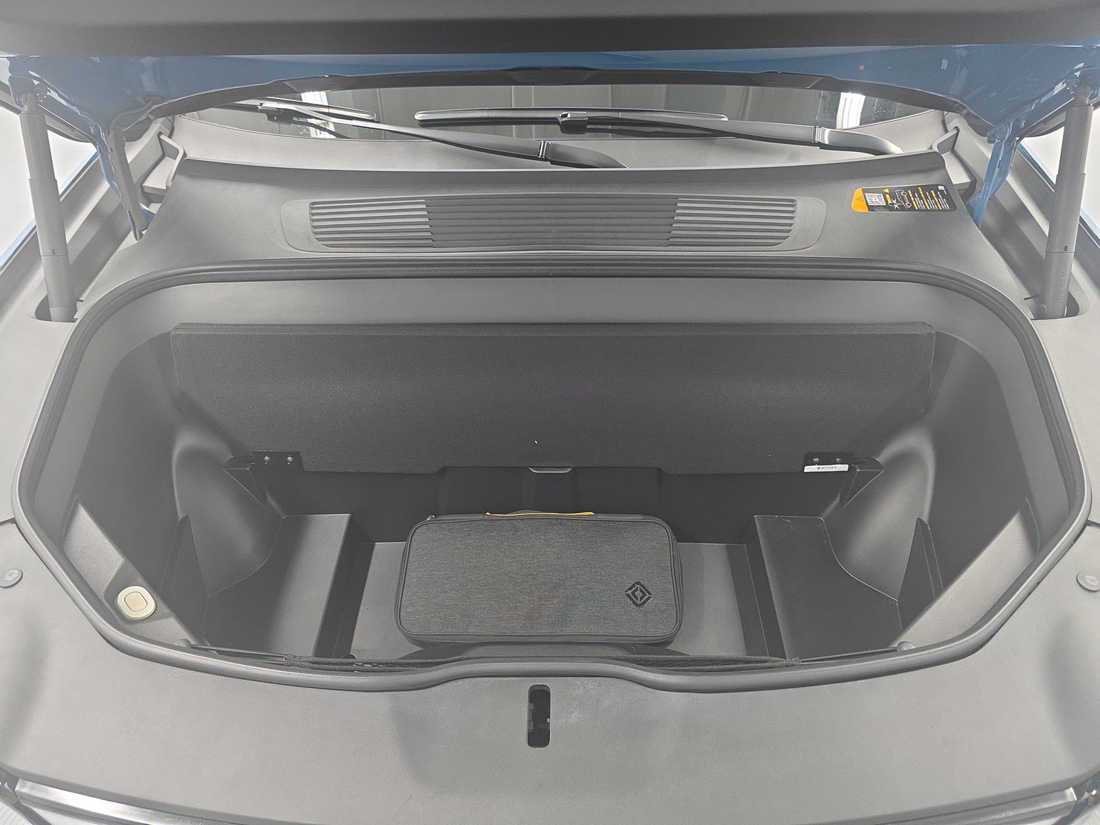 Used 2023 Rivian R1S Adventure AWD/4WD image 14