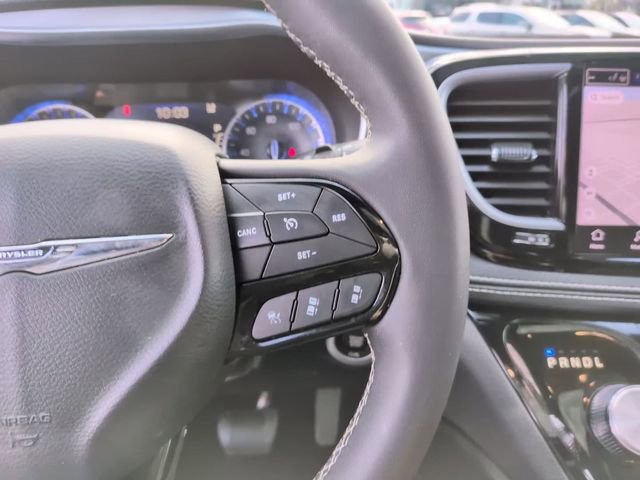 Used 2025 Chrysler Pacifica Limited FWD image 21