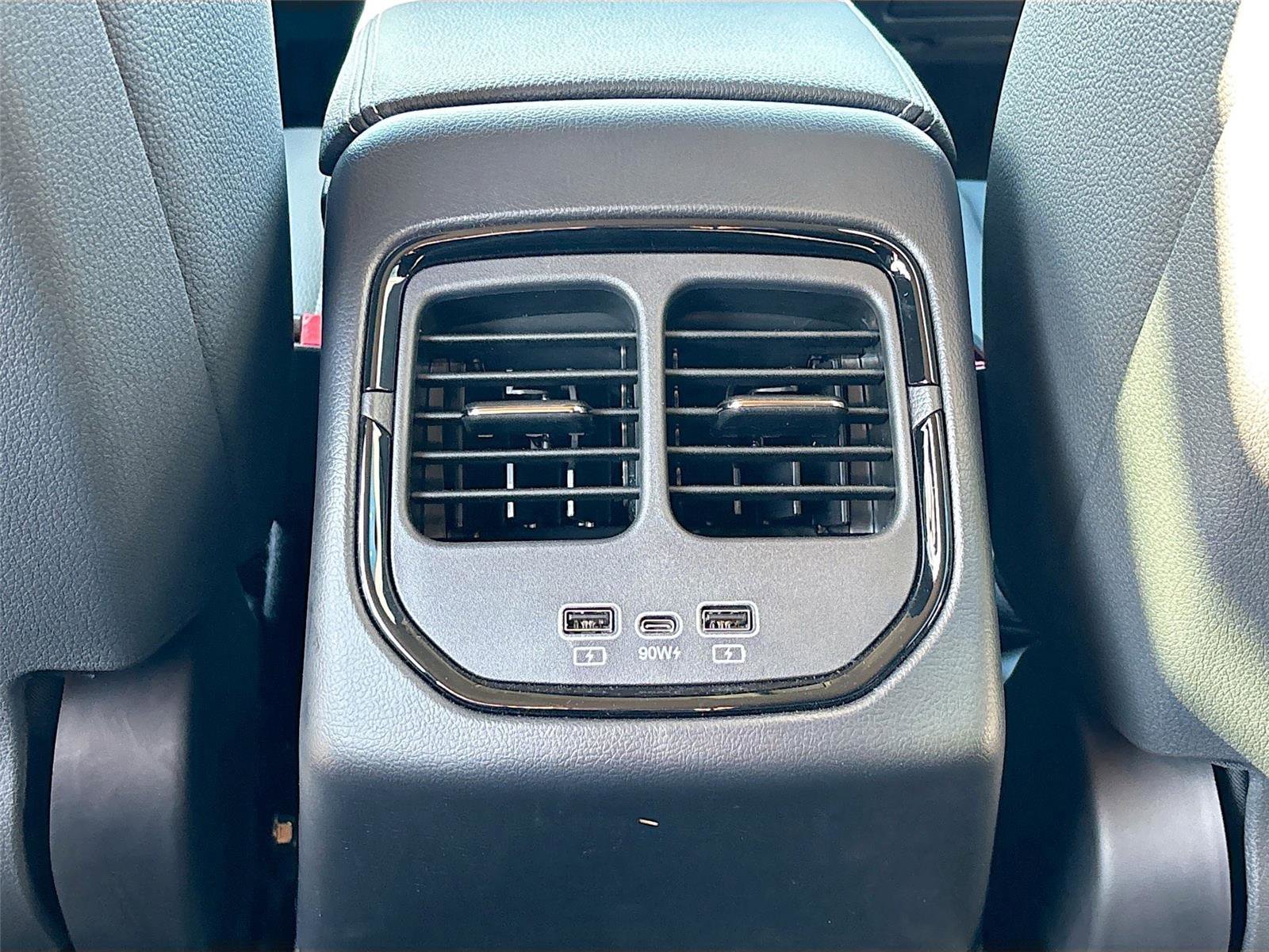 New 2025 VinFast VF 8 Eco image 25