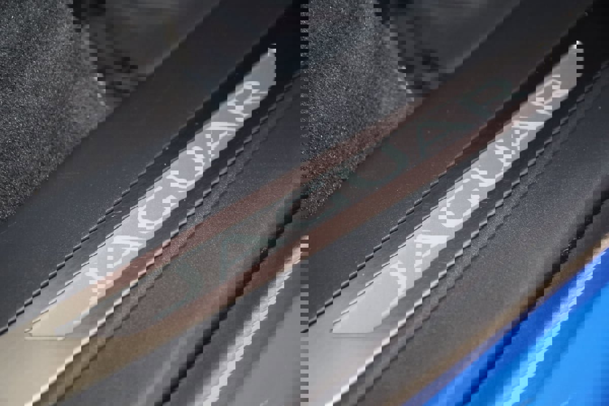 Used 2024 Jaguar F-PACE SVR image 18