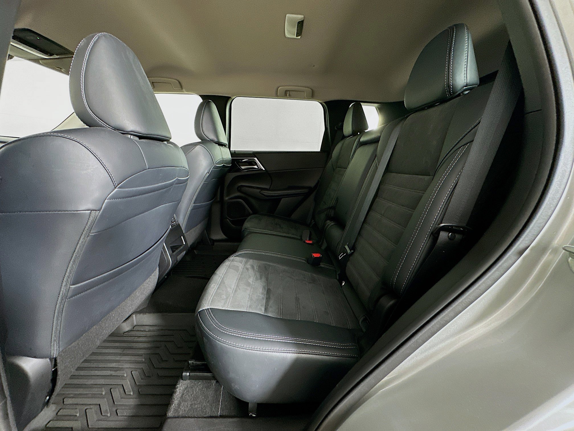 Used 2024 Mitsubishi Outlander SE image 27