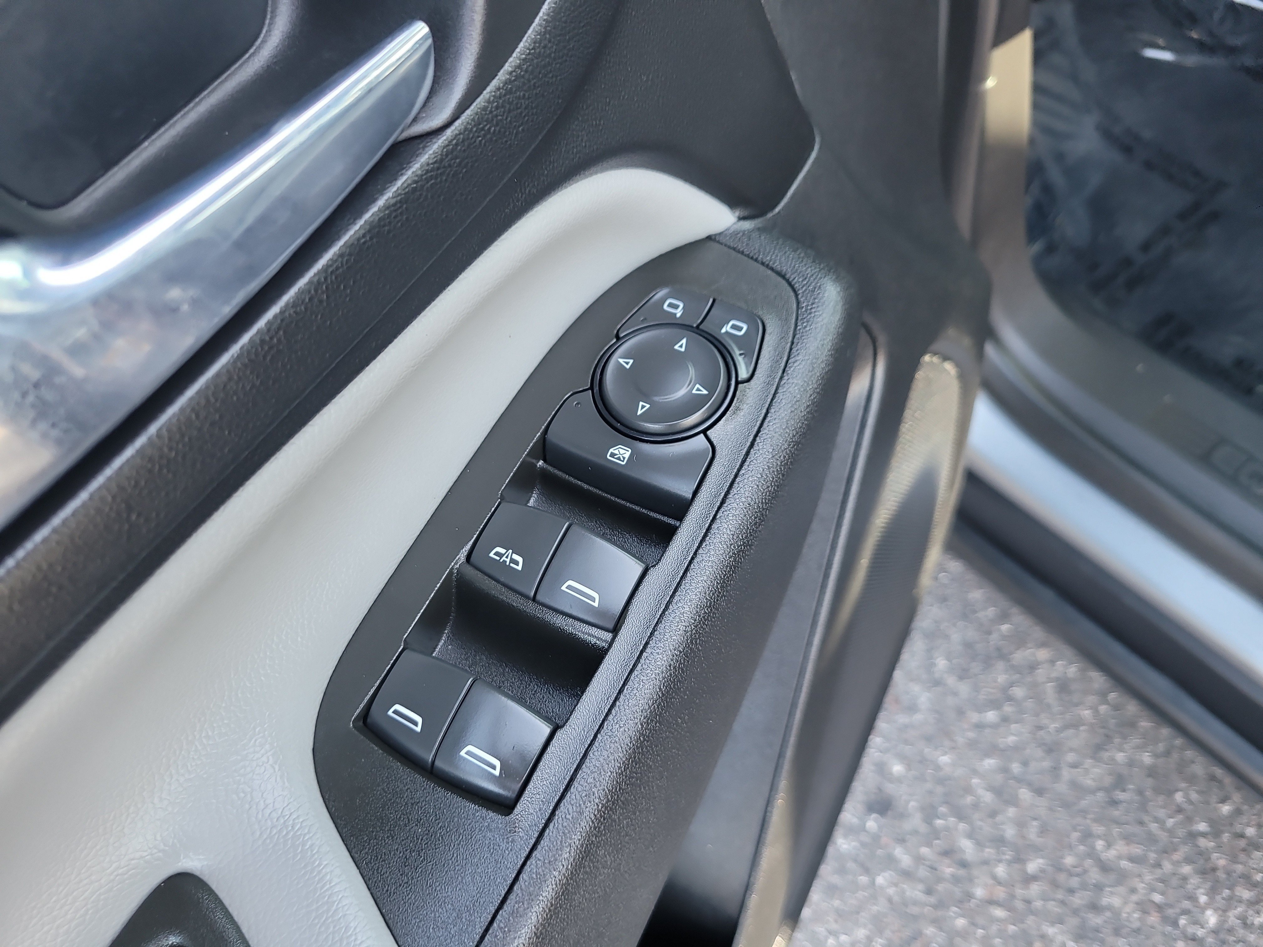 Used 2023 Chevrolet Equinox LS w/ Driver Confidence II Package FWD image 16