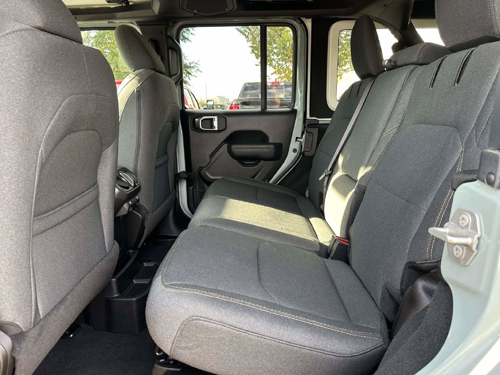 Used 2024 Jeep Wrangler Unlimited AWD/4WD image 15