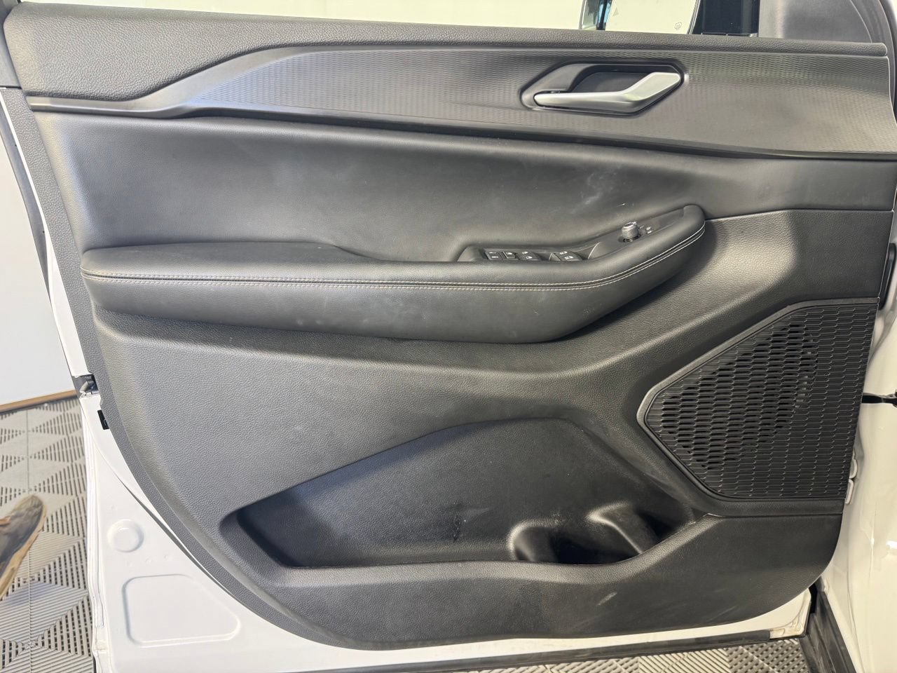 Used 2023 Jeep Grand Cherokee Altitude RWD image 9