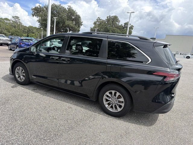 Used 2021 Toyota Sienna XLE FWD image 4