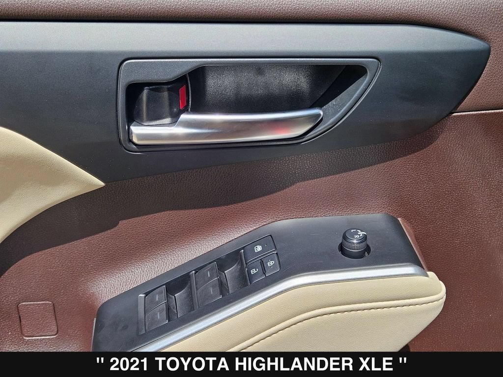 Used 2021 Toyota Highlander XLE AWD/4WD image 15