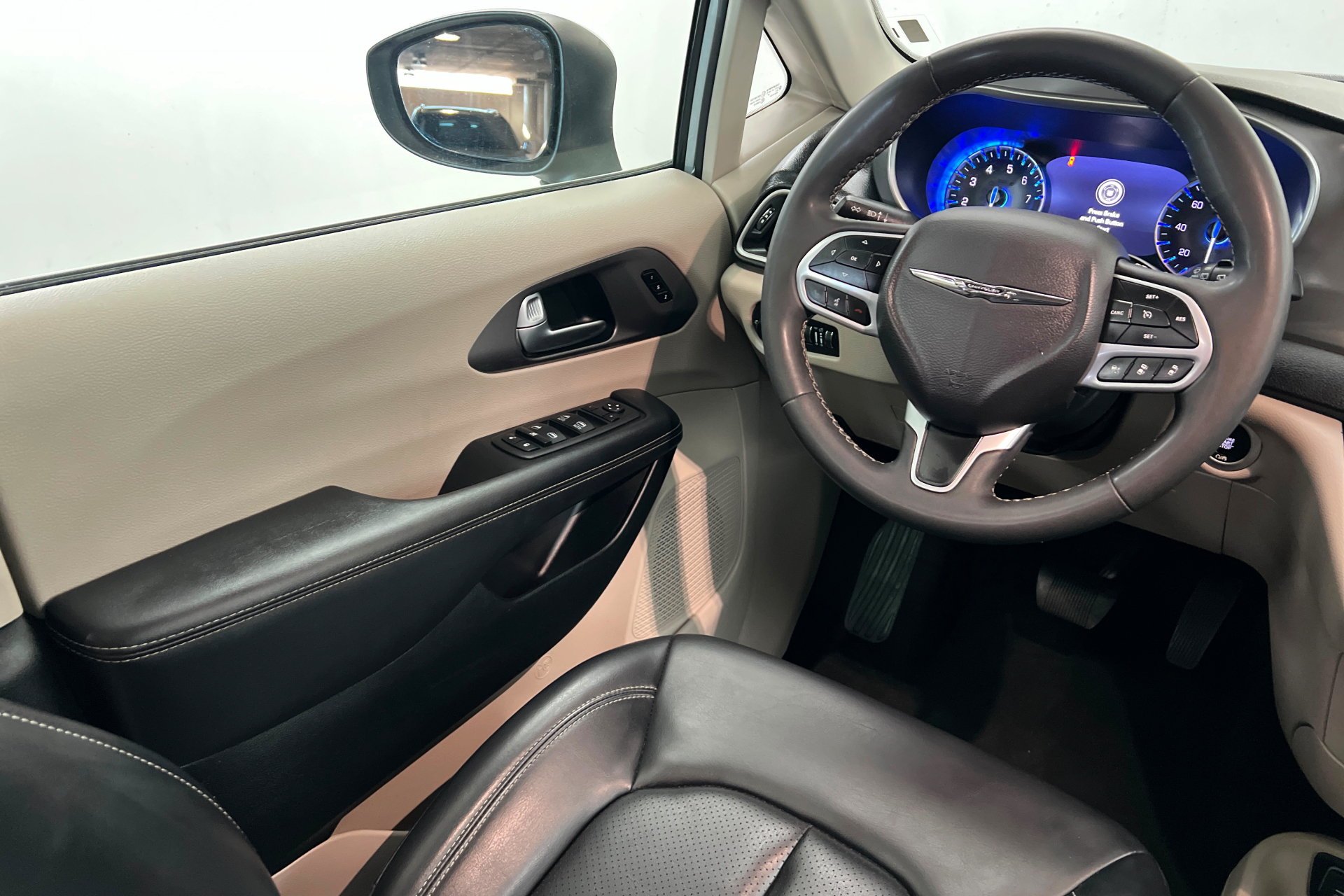 Used 2023 Chrysler Pacifica Touring-L FWD image 11