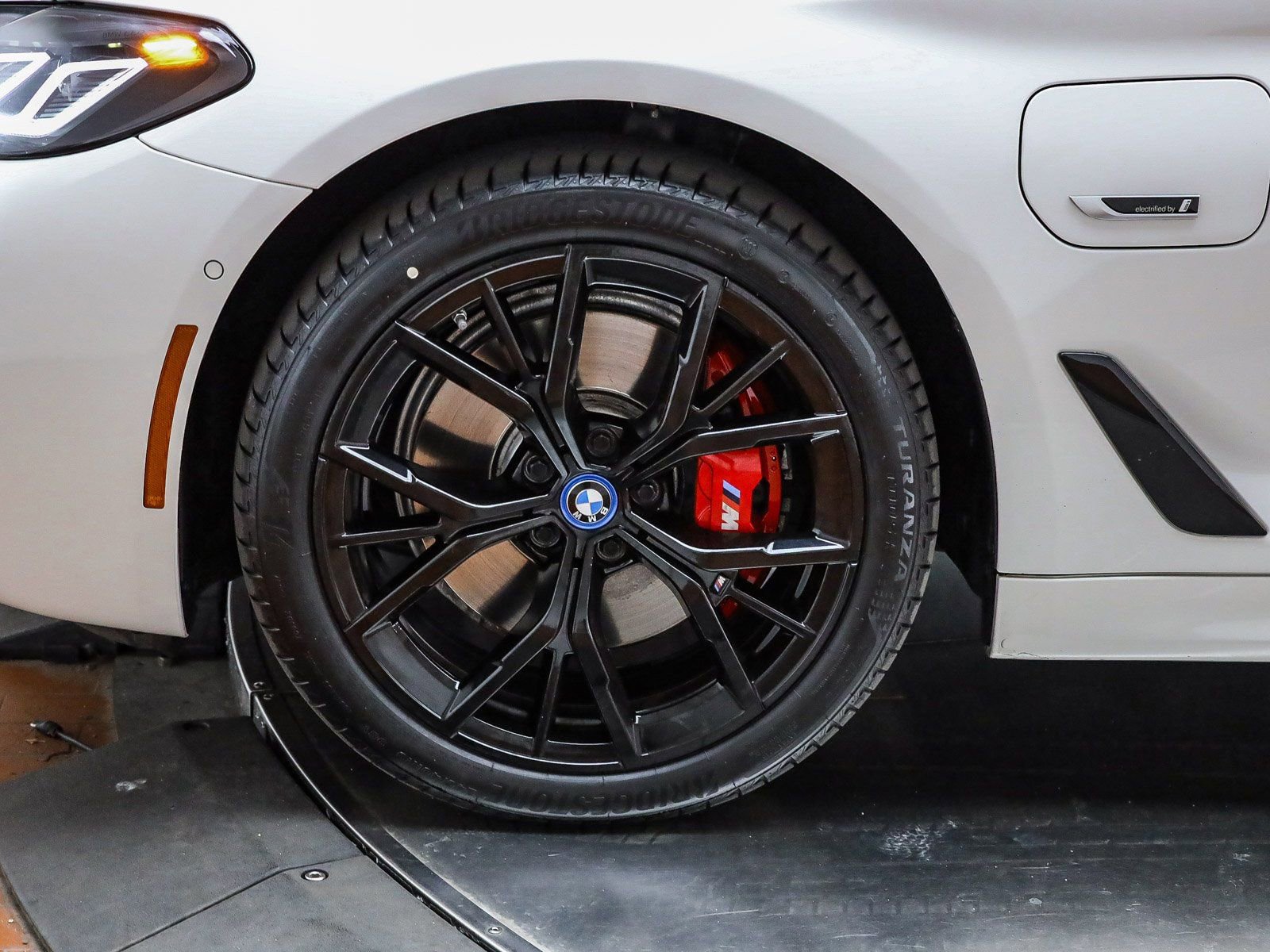 Certified 2023 BMW 530e w/ M Sport Package image 12