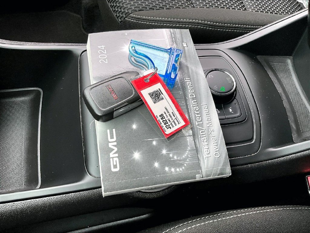 Used 2024 GMC Terrain SLE AWD/4WD image 29