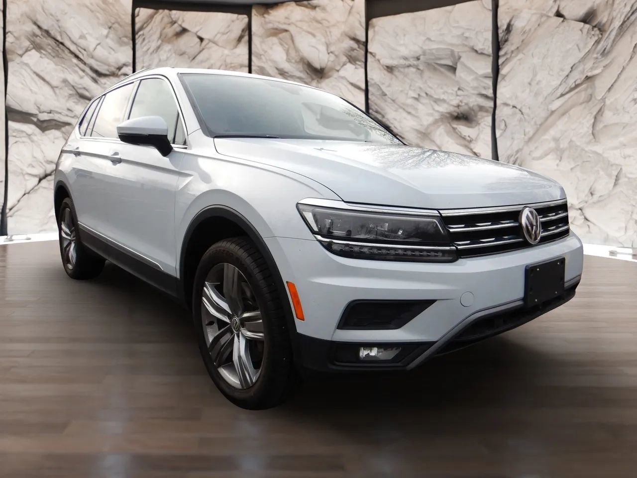 Used 2019 Volkswagen Tiguan SEL Premium AWD/4WD image 4
