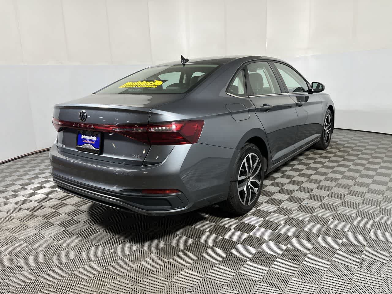 Used 2025 Volkswagen Jetta SE FWD image 8