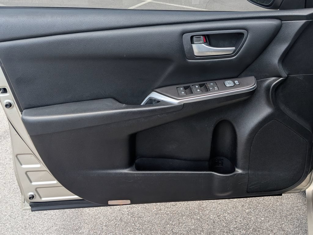 Used 2016 Toyota Camry SE FWD image 8