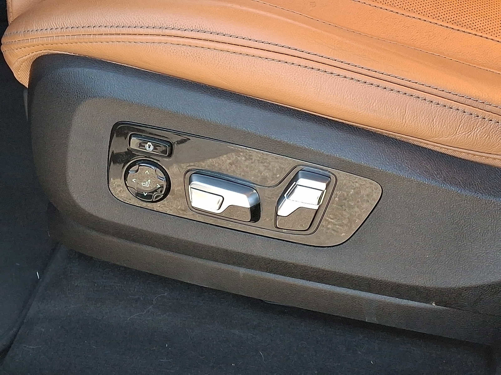 Used 2021 BMW X7 xDrive40i w/ M Sport Package AWD/4WD image 12