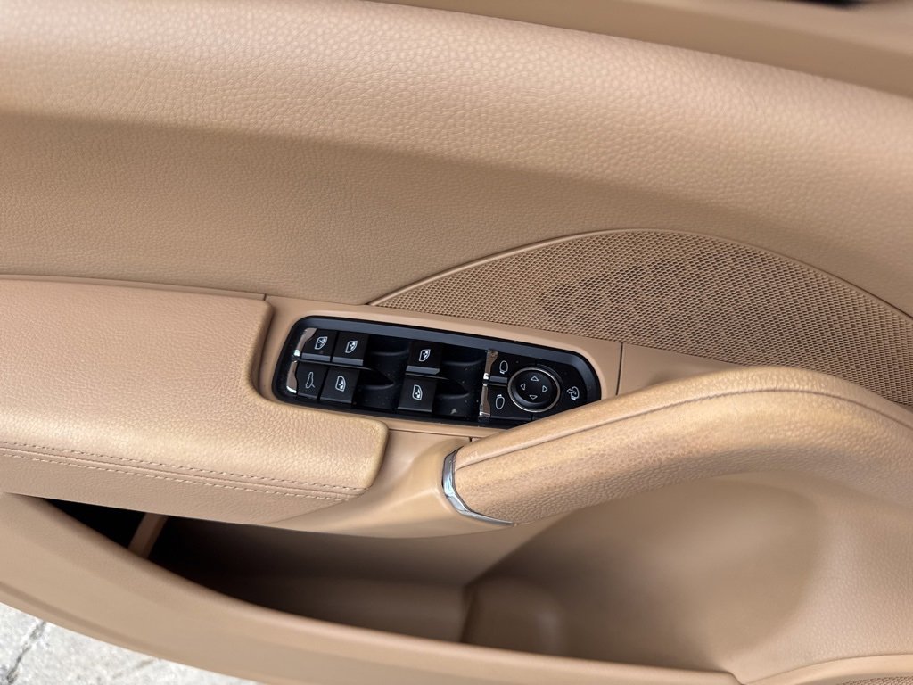 Used 2016 Porsche Cayenne image 21