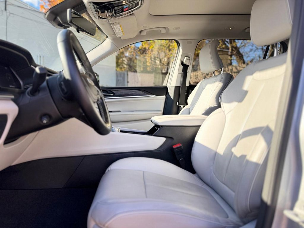 Used 2021 Jeep Grand Cherokee L Overland w/ Luxury Tech Group IV image 16