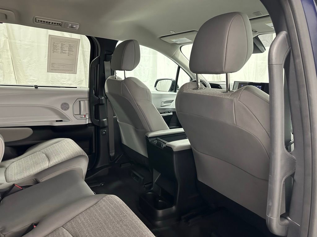 Used 2025 Toyota Sienna LE image 56