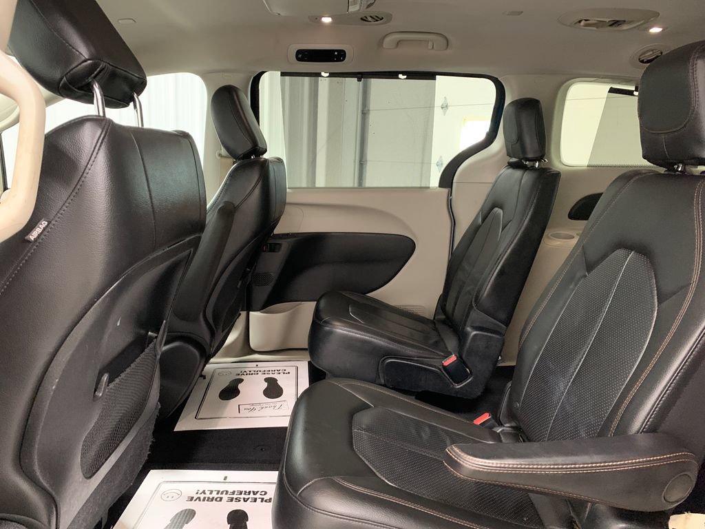 Used 2018 Chrysler Pacifica Touring-L FWD image 19