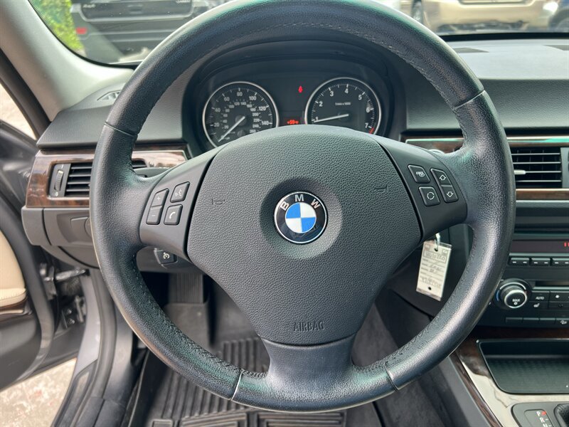 Used 2011 BMW 328i xDrive Sedan AWD/4WD image 18