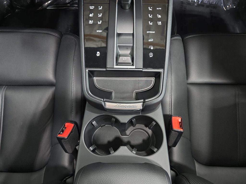 Certified 2026 Porsche Macan AWD/4WD image 20