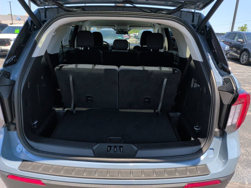 Used 2025 Ford Explorer Active AWD/4WD image 18