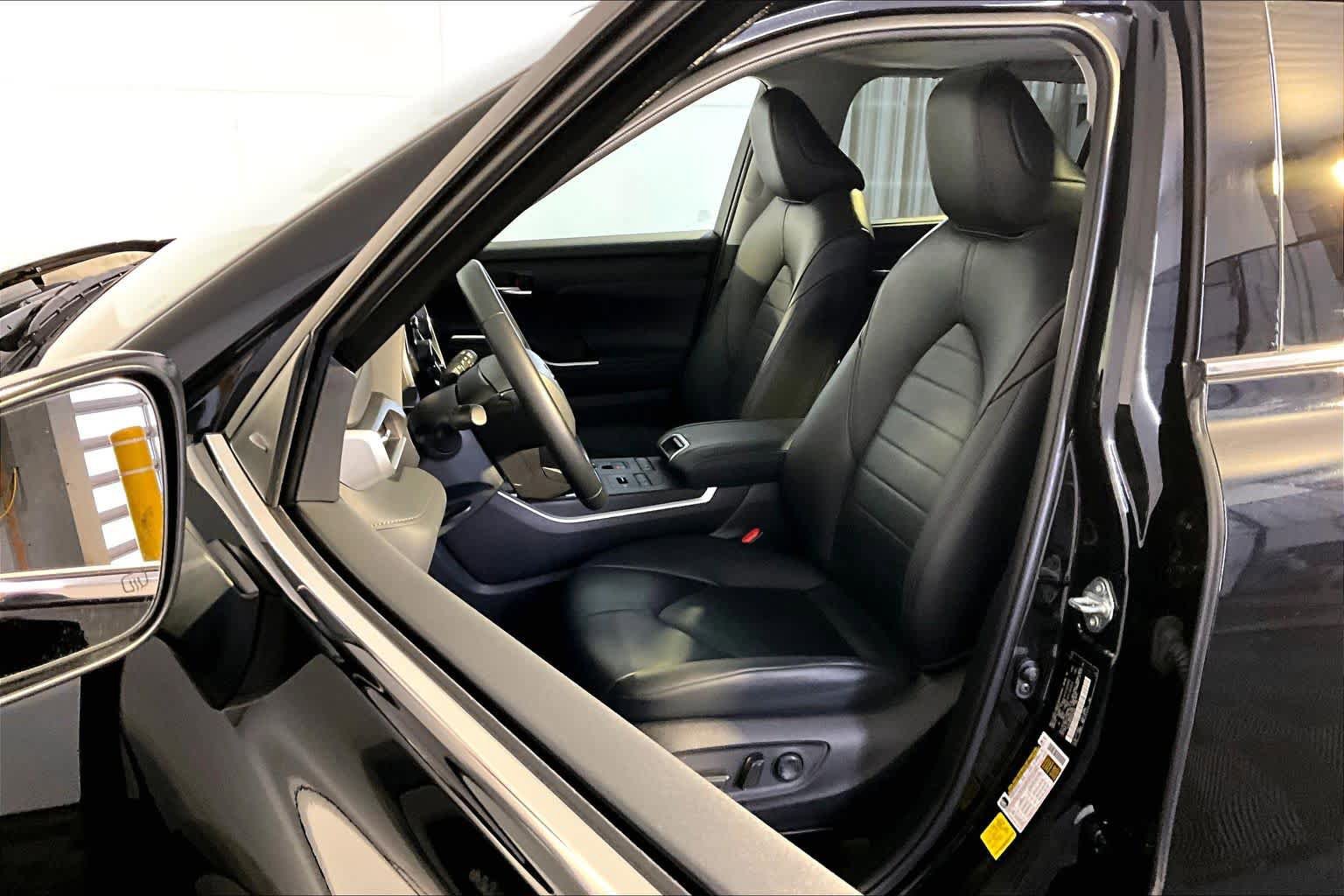 Used 2022 Toyota Highlander XLE AWD/4WD image 9