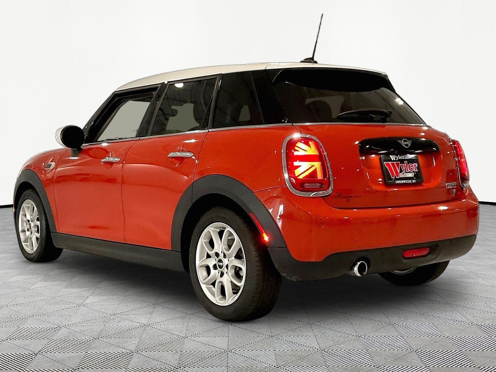 Used 2021 MINI Cooper 4-Door Hardtop FWD image 4