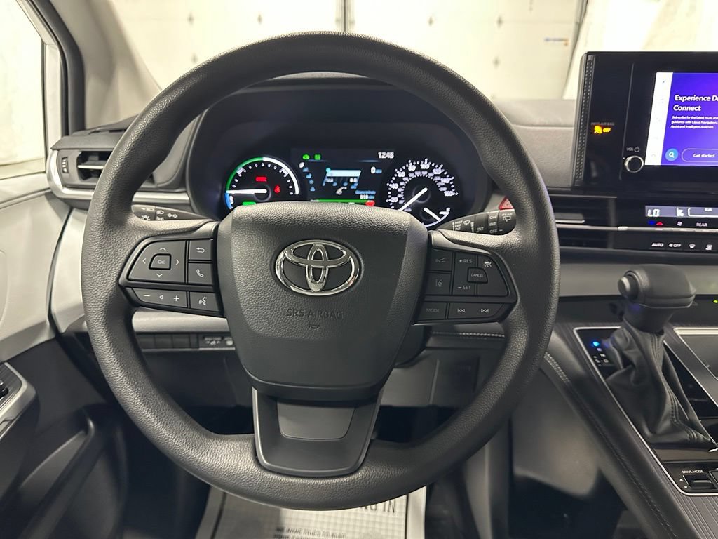 Used 2025 Toyota Sienna LE FWD image 18