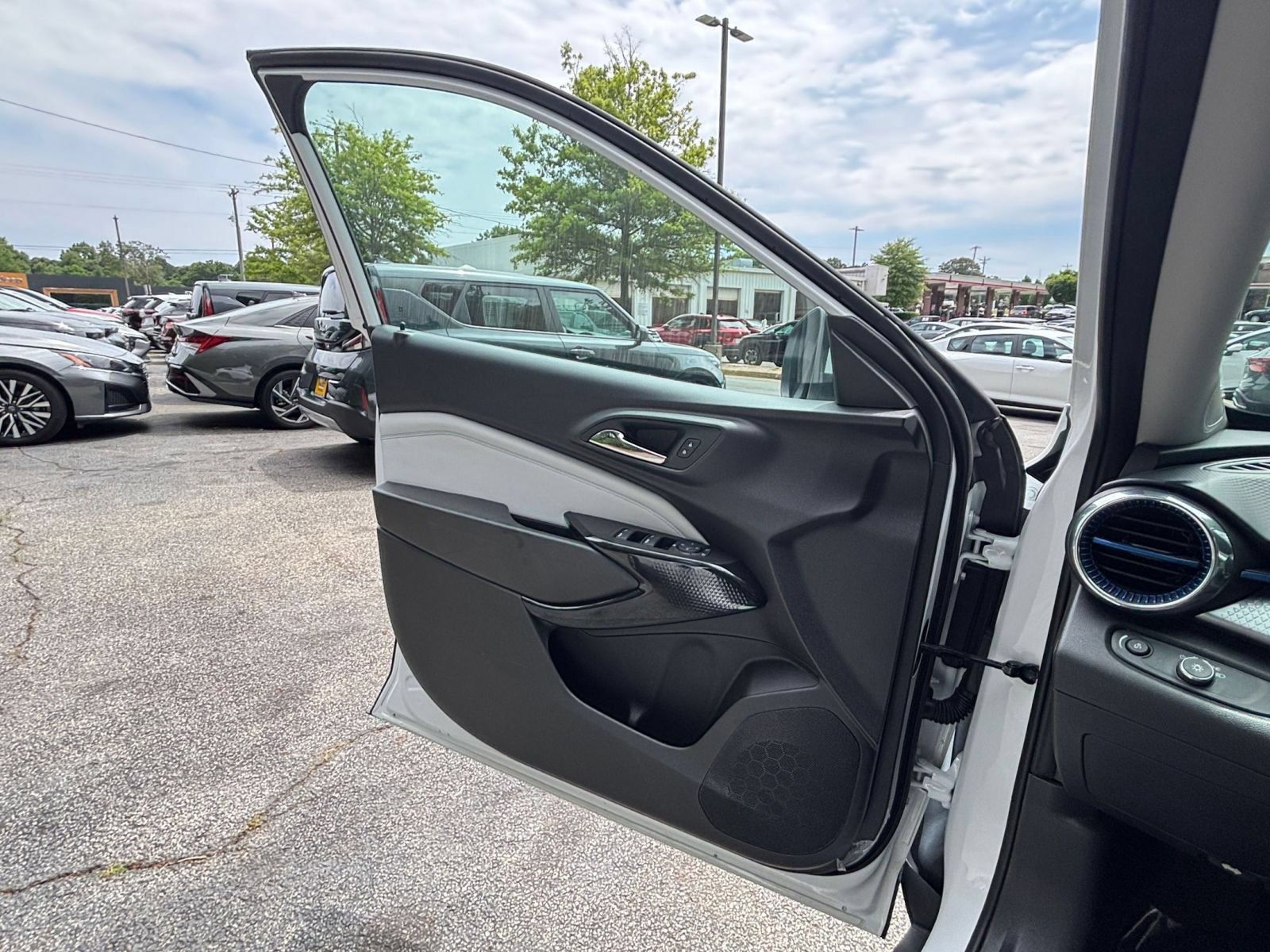 Used 2025 Chevrolet Trax LT FWD image 18