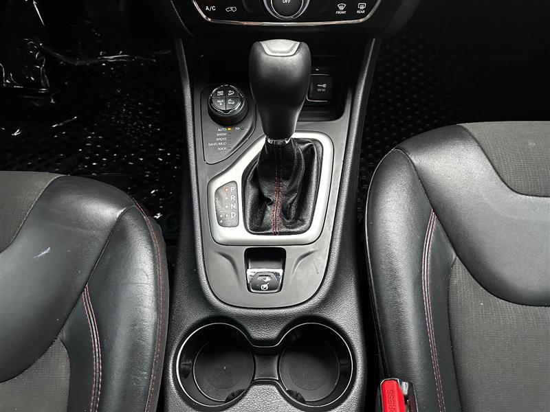 Used 2016 Jeep Cherokee Trailhawk AWD/4WD image 24