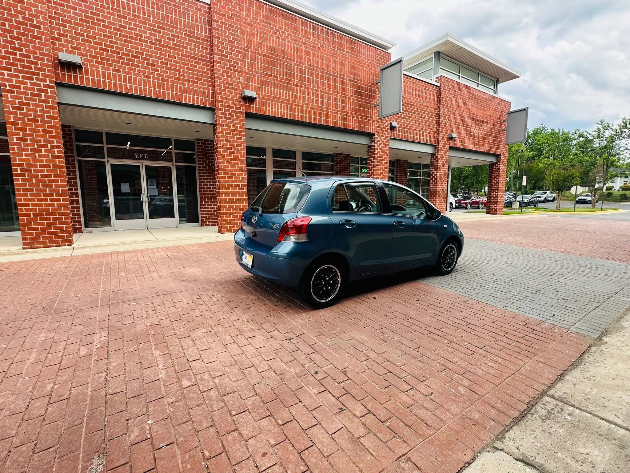 Used 2010 Toyota Yaris 4-Door Hatchback FWD image 6