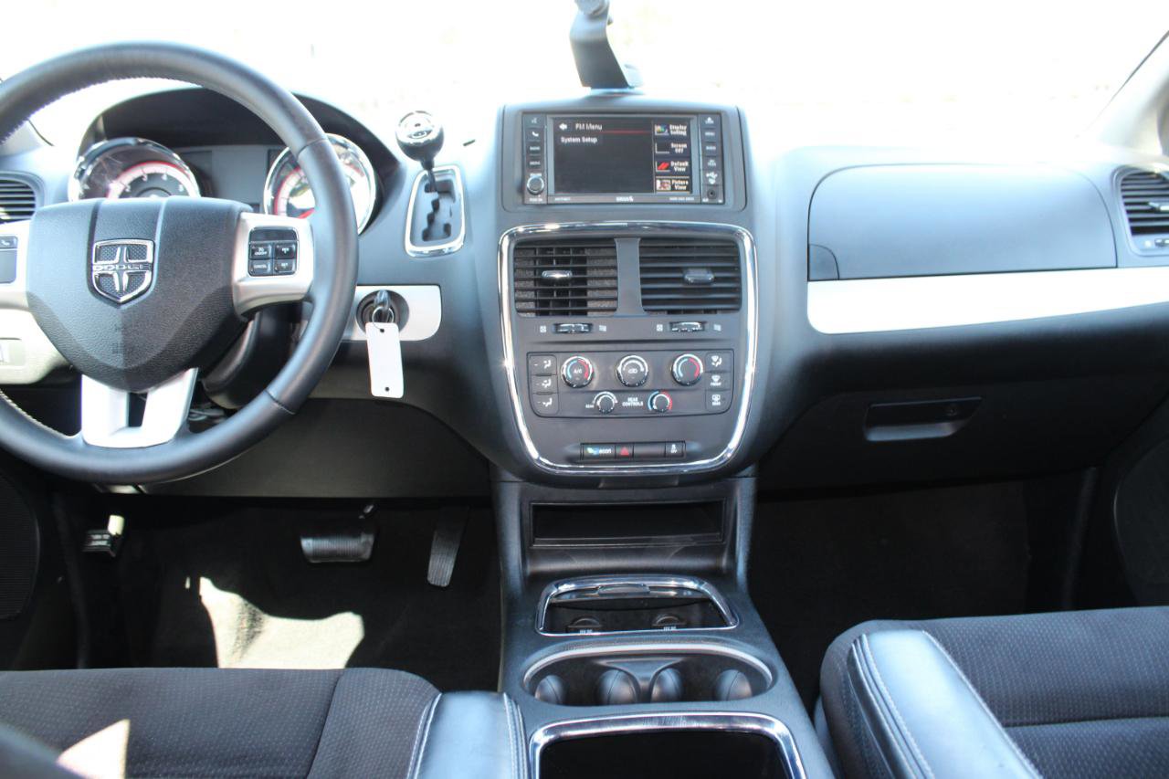 Used 2015 Dodge Grand Caravan SXT w/ Blacktop Package FWD image 11