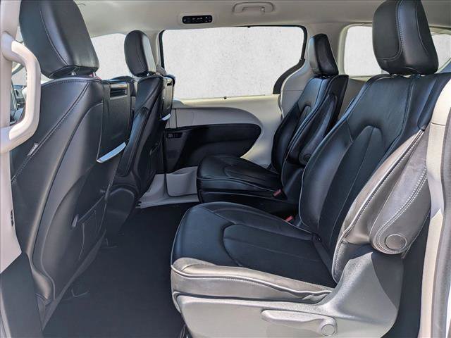 Used 2018 Chrysler Pacifica Limited w/ Advanced Safetytec Group FWD image 18
