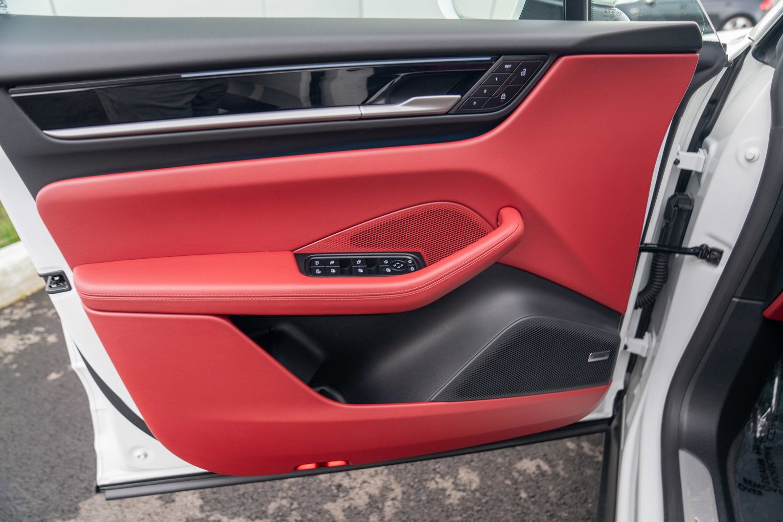 Certified 2025 Porsche Macan Electric image 10
