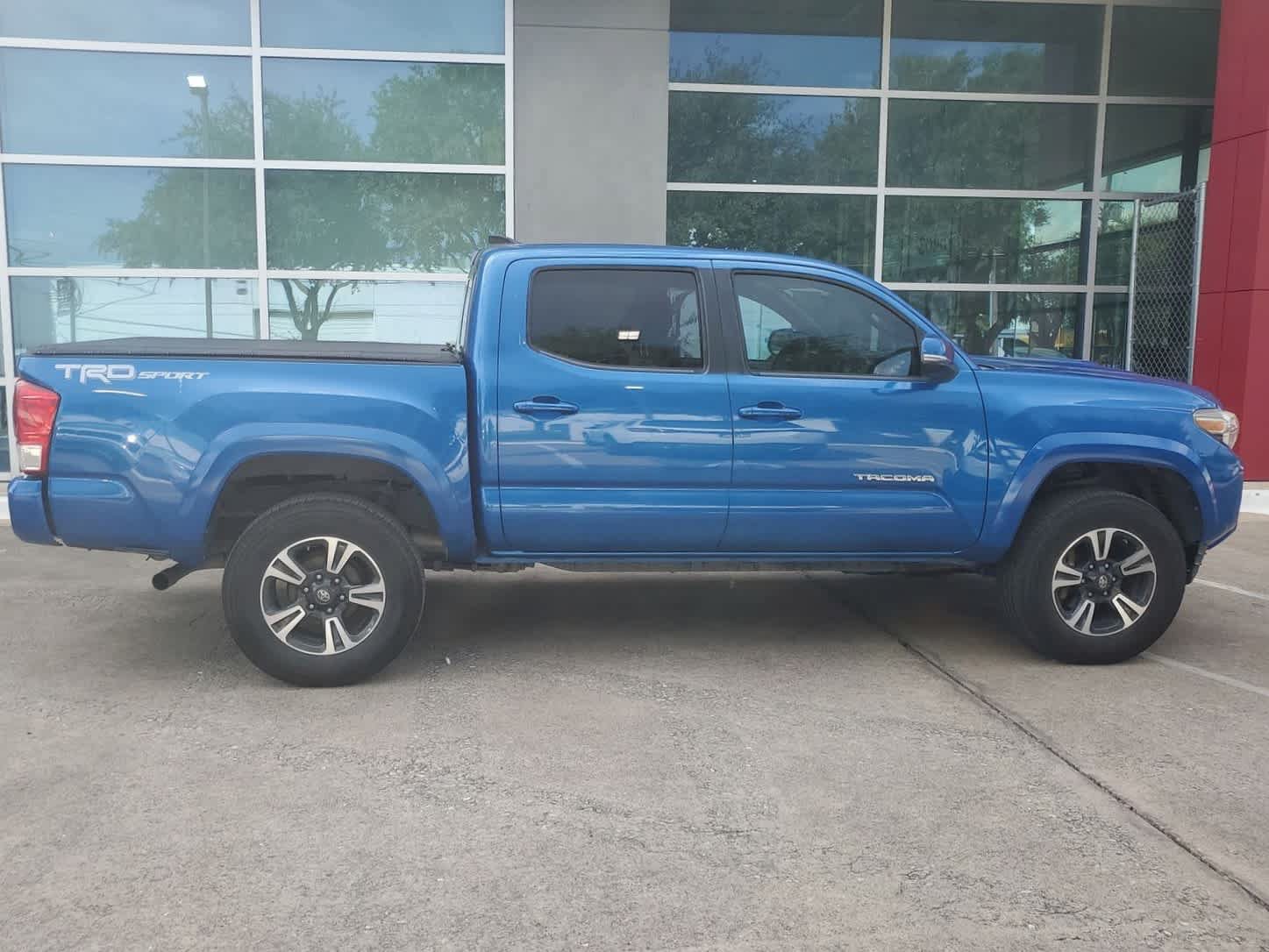 Used 2017 Toyota Tacoma TRD Sport w/ Tow Package RWD image 7