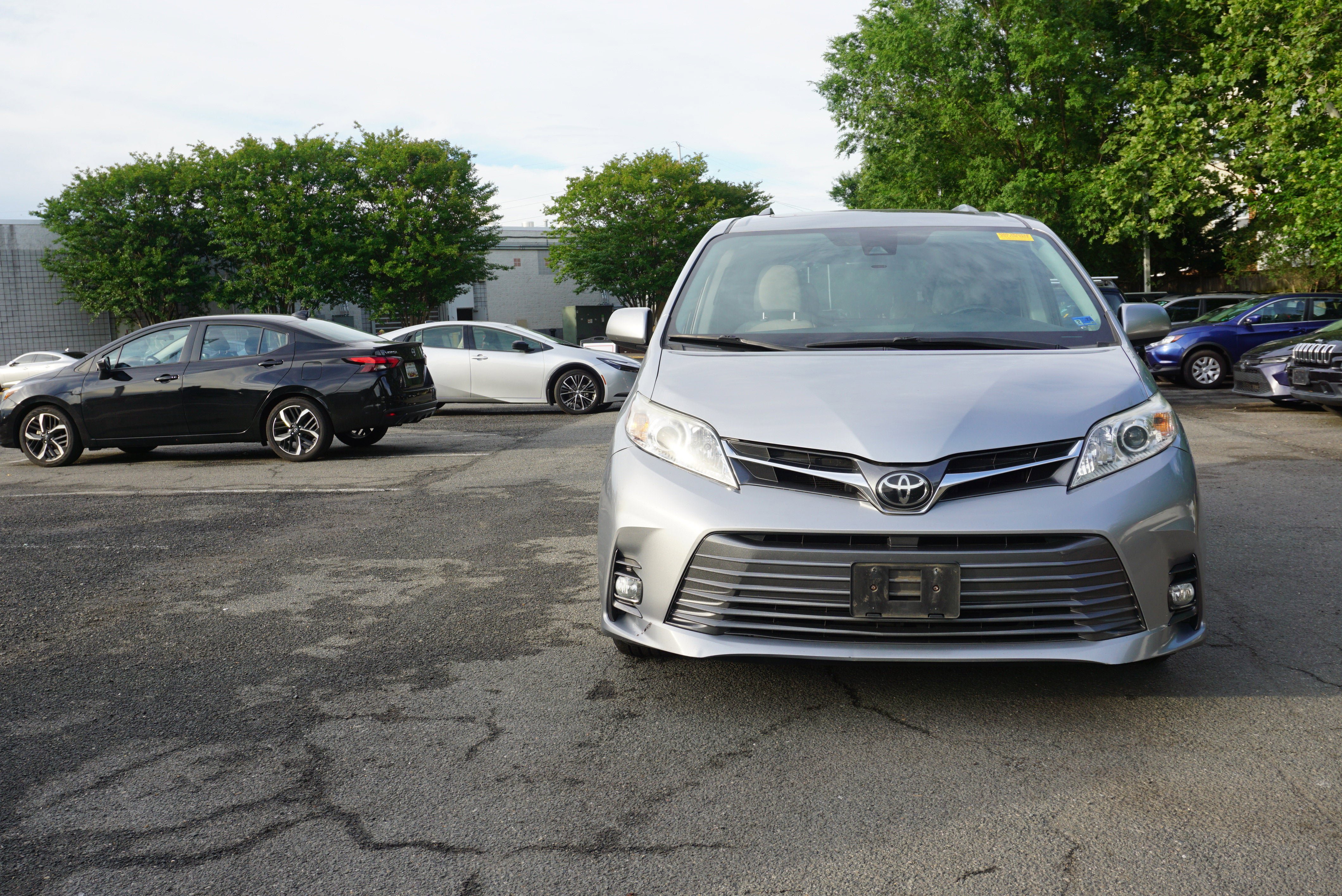Used 2018 Toyota Sienna XLE Premium FWD image 2