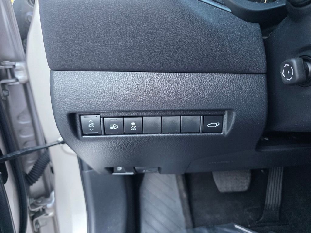 Used 2022 Toyota Venza XLE image 27