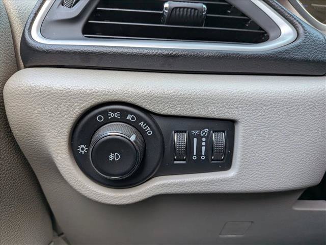 Used 2017 Chrysler Pacifica Touring-L FWD image 17