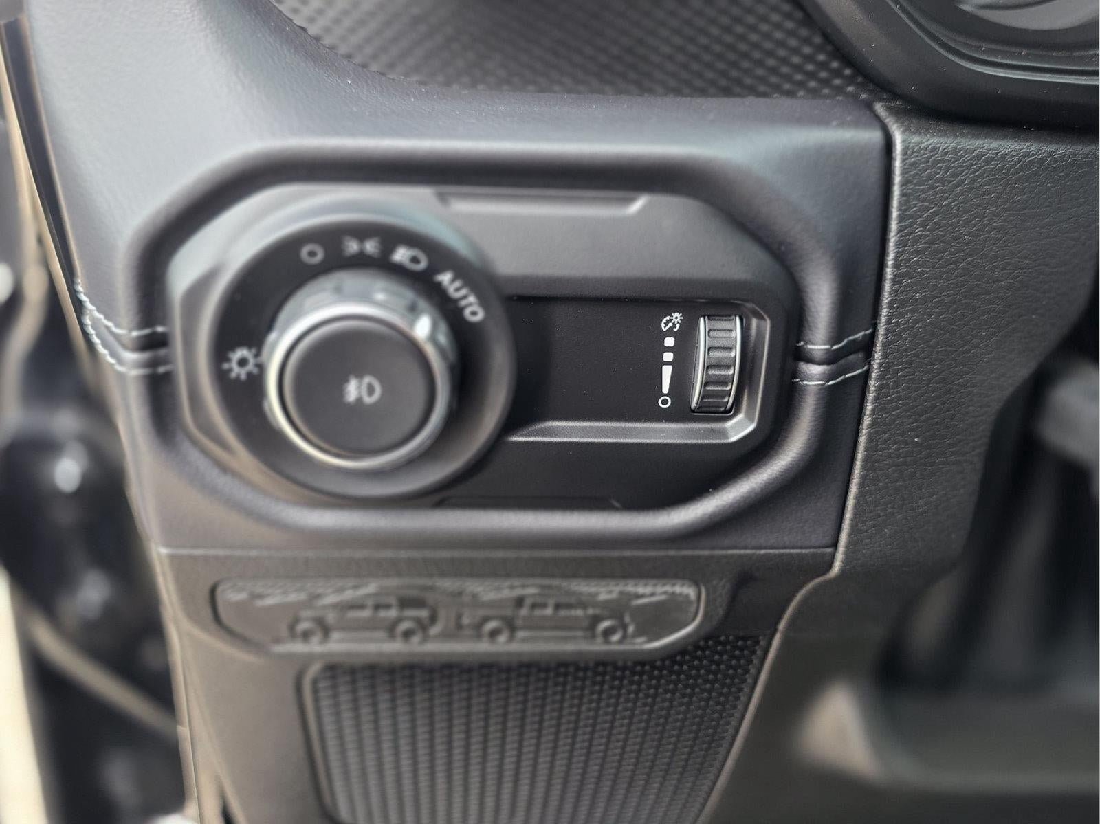 Used 2025 Jeep Wrangler Unlimited Rubicon w/ Convenience Group AWD/4WD image 13
