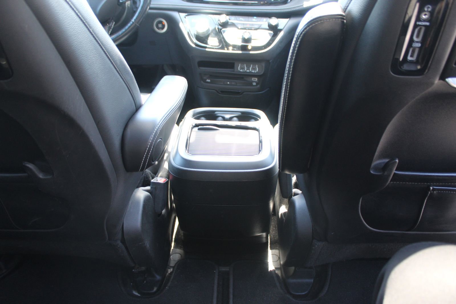 Used 2021 Chrysler Pacifica Touring-L w/ Uconnect Theater Family Group FWD image 16